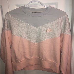 Nike woman’s cropped crew neck